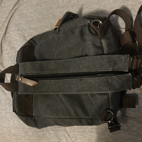 3 never used, new bags/purses. 2 GAP bags and one unknown maker. - Picture 10 of 14